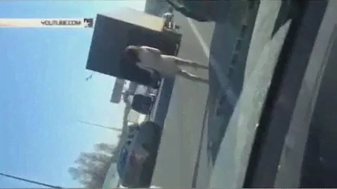 Обнаженная девушка разгуливала на МКАД в час-пик