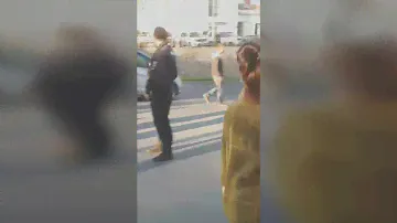 Обнаженная девушка на проезжей части Владивосток
